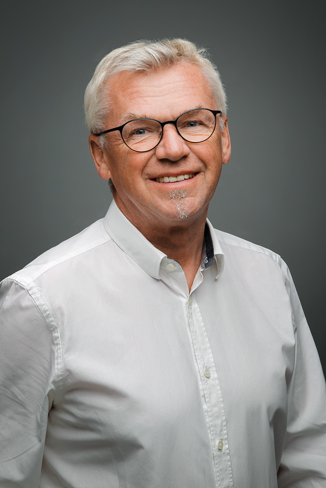 Peter Taufertshöfer, Halbfigur vor grauem Hintergrund