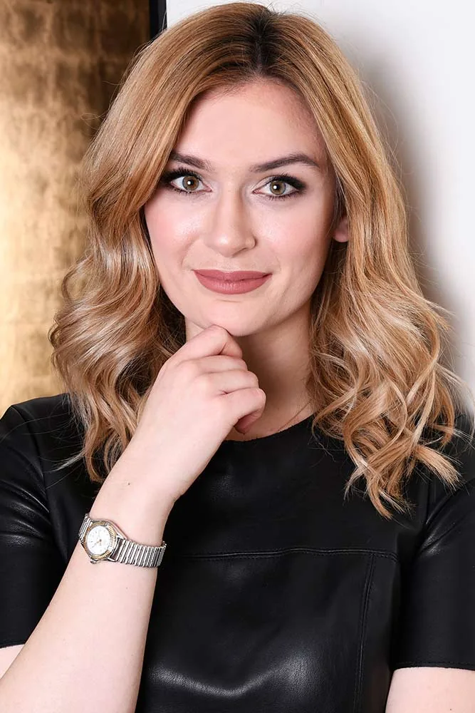 Tabea Taufertshöfer, Halbfigur vor grauem Hintergrund